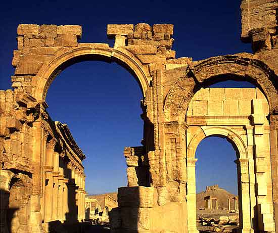Palmyra_TheTriumphalArch1.jpg - Triumphal Arch, Palmyra, Homs Governorate, Syria